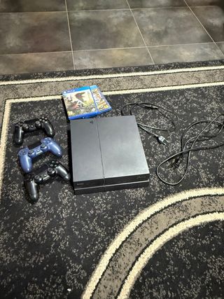 PS4 (PlayStation 4) con 3 controller e 2 giochi