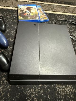 PS4 (PlayStation 4) con 3 controller e 2 giochi