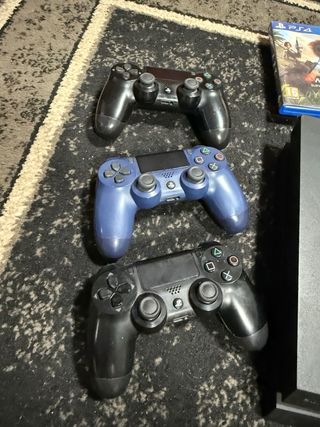 PS4 (PlayStation 4) con 3 controller e 2 giochi