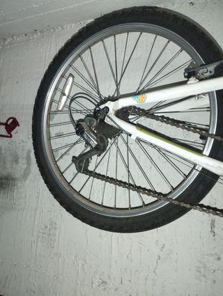 Bicicleta infantil blanca y otra lila