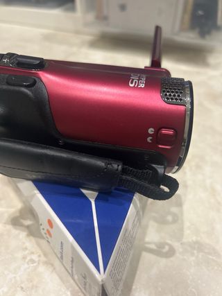 Cámara de vídeo digital roja