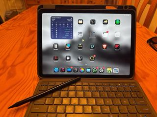 iPad Air M1 2022 64GB Gris + teclado + lápiz