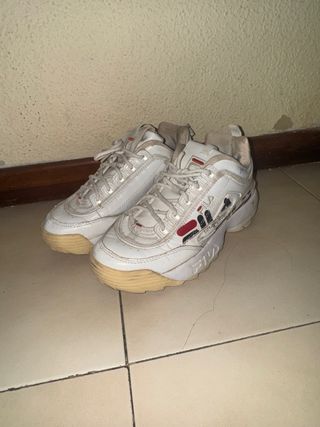 Zapatillas Fila Blancas y Rojas 39