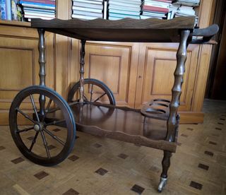 Camarera de madera con ruedas