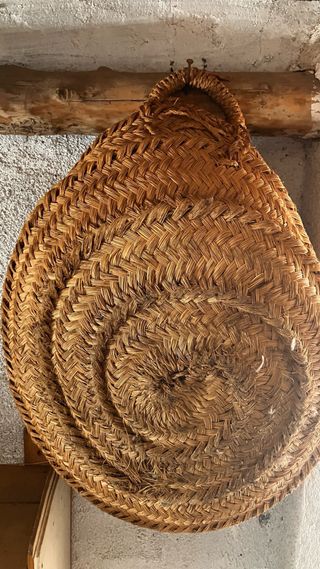 Cesta antigua de esparto grande