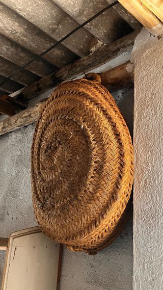 Cesta antigua de esparto grande