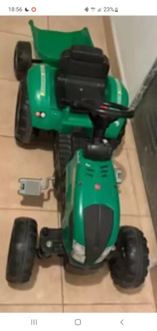 Tractor de pedales verde