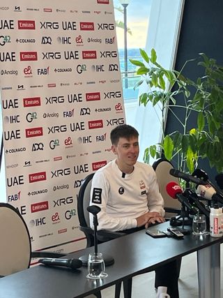 Bidón UAE firmado por Tadej Pogacar