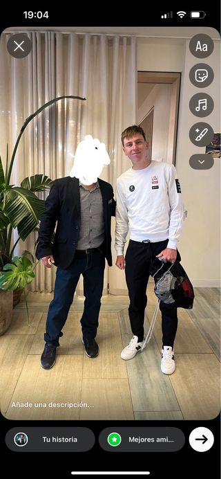 Bidón UAE firmado por Tadej Pogacar