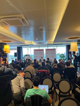 Bidón UAE firmado por Tadej Pogacar