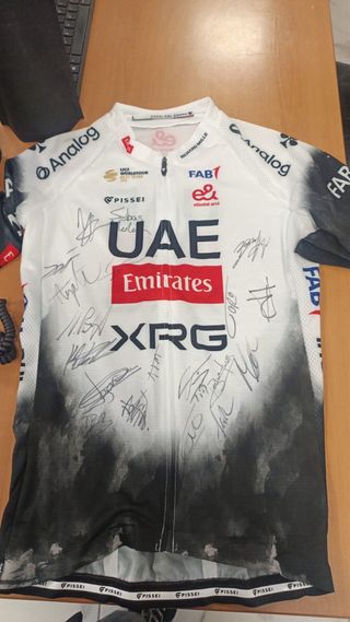 Bidón UAE firmado por Tadej Pogacar