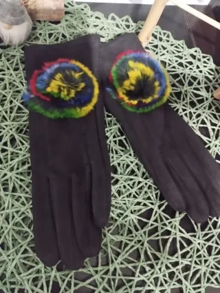 Guantes negros con pompón multicolor
