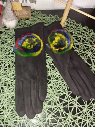 Guantes negros con pompón multicolor