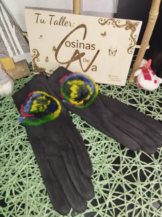Guantes negros con pompón multicolor