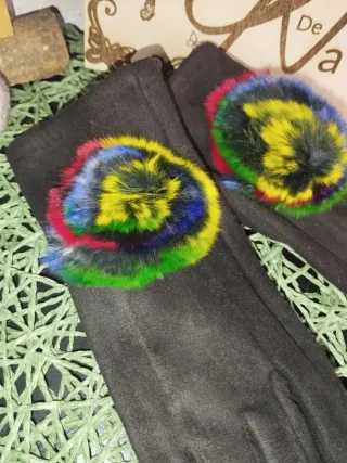 Guantes negros con pompón multicolor