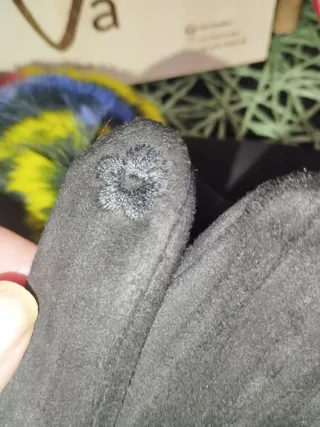 Guantes negros con pompón multicolor