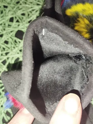 Guantes negros con pompón multicolor