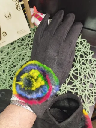 Guantes negros con pompón multicolor
