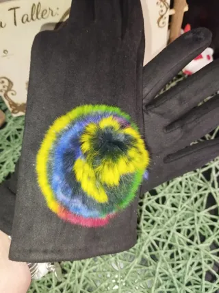 Guantes negros con pompón multicolor