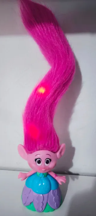 Muñeca DreamWorks Trolls Poppy con Luces, Sonidos