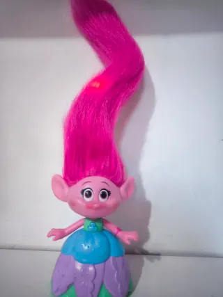 Muñeca DreamWorks Trolls Poppy con Luces, Sonidos