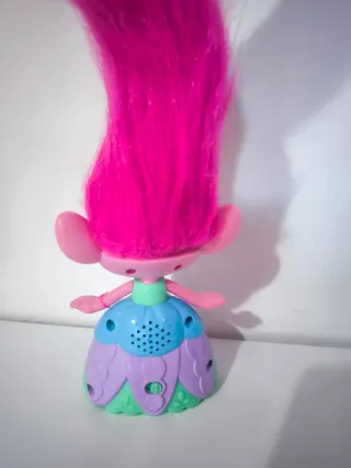Muñeca DreamWorks Trolls Poppy con Luces, Sonidos