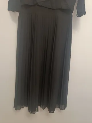 Vestido negro plisado