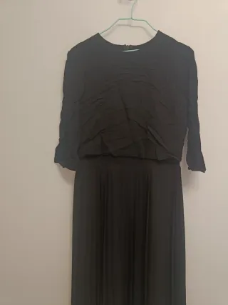 Vestido negro plisado