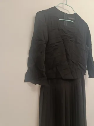 Vestido negro plisado