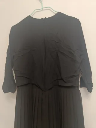 Vestido negro plisado