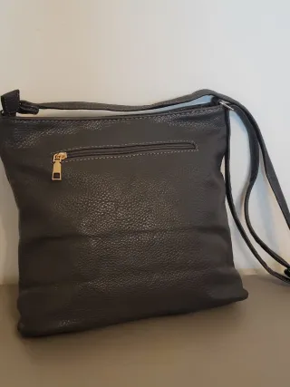 Borsa a tracolla grigia con zip dorate