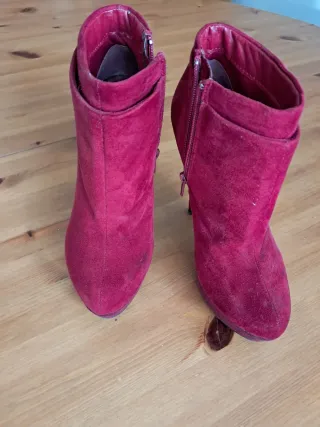 Botín de plataforma rojo