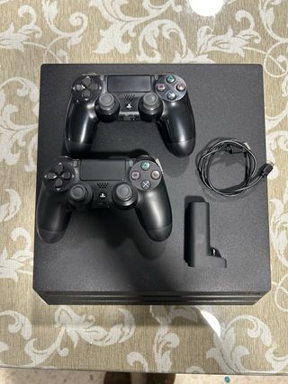 Playstation 4 Pro + 2 Controller + Caricabatterie portatile