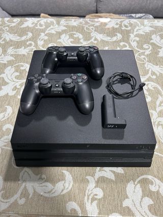 Playstation 4 Pro + 2 Controller + Caricabatterie portatile