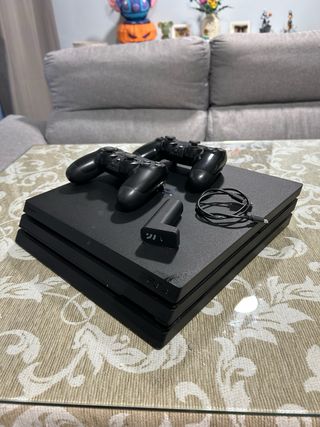 Playstation 4 Pro + 2 Controller + Caricabatterie portatile