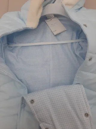 Buzo de bebé azul con manoplas nuevo sin estrenar