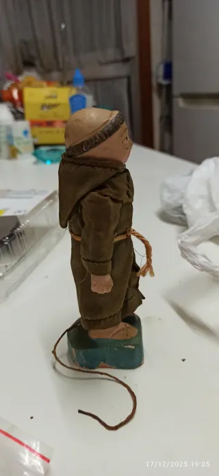 Figura monje antigua. Escucho ofertas.