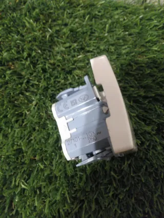 Restos Simon 27 Mecanismos y Marcos interruptor