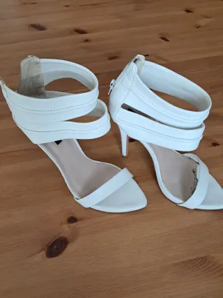 Sandalias de tacón Zara blancas talla 38