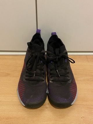 Zapatos de Baloncesto Negros y Morados