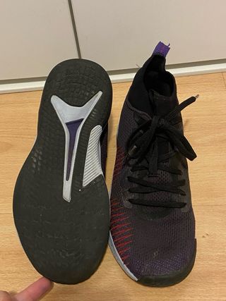 Zapatos de Baloncesto Negros y Morados