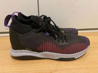 Zapatos de Baloncesto Negros y Morados