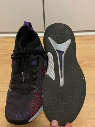 Zapatos de Baloncesto Negros y Morados