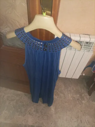 Vestido azul con detalles brillantes