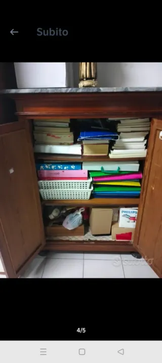 Mobile antico con piedini a cipolla