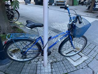 Bicicleta azul con cesta