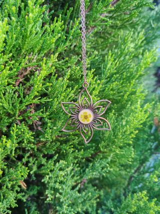 Collana sole in resina con fiori di pruno