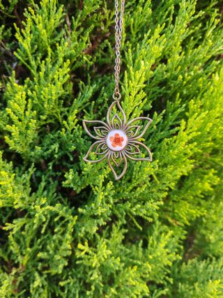 Collana sole in resina con fiori di pruno