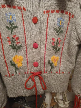 Rebeca lana bordada flores punto cruz
