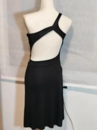 Vestido negro asimétrico con detalle plateado